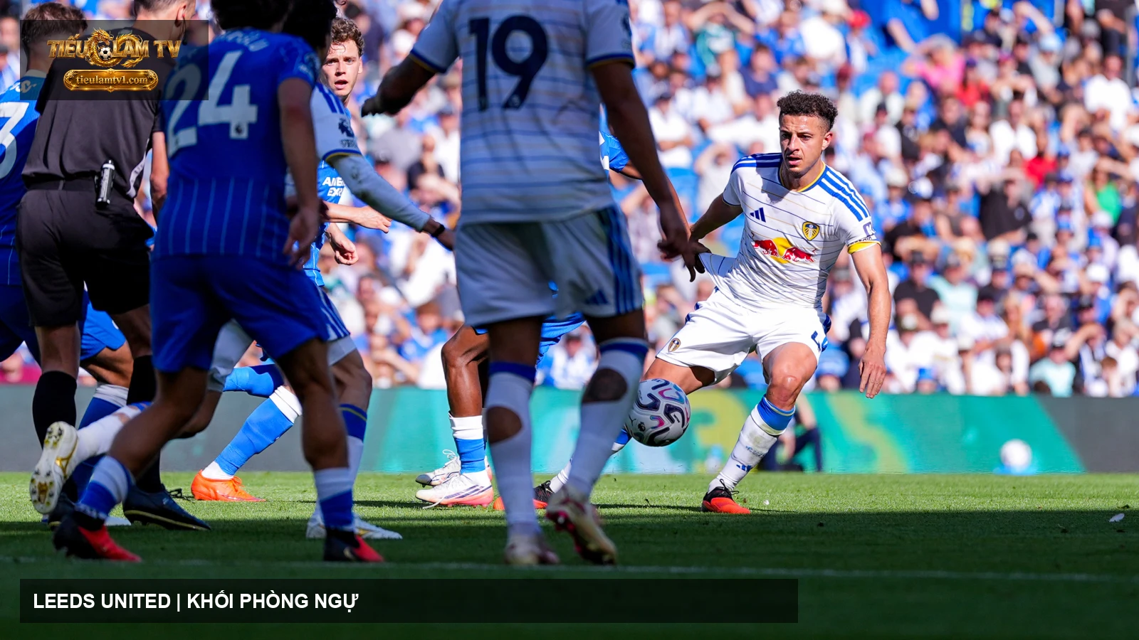 Leeds United tranh chấp bóng trong một trận Premier League