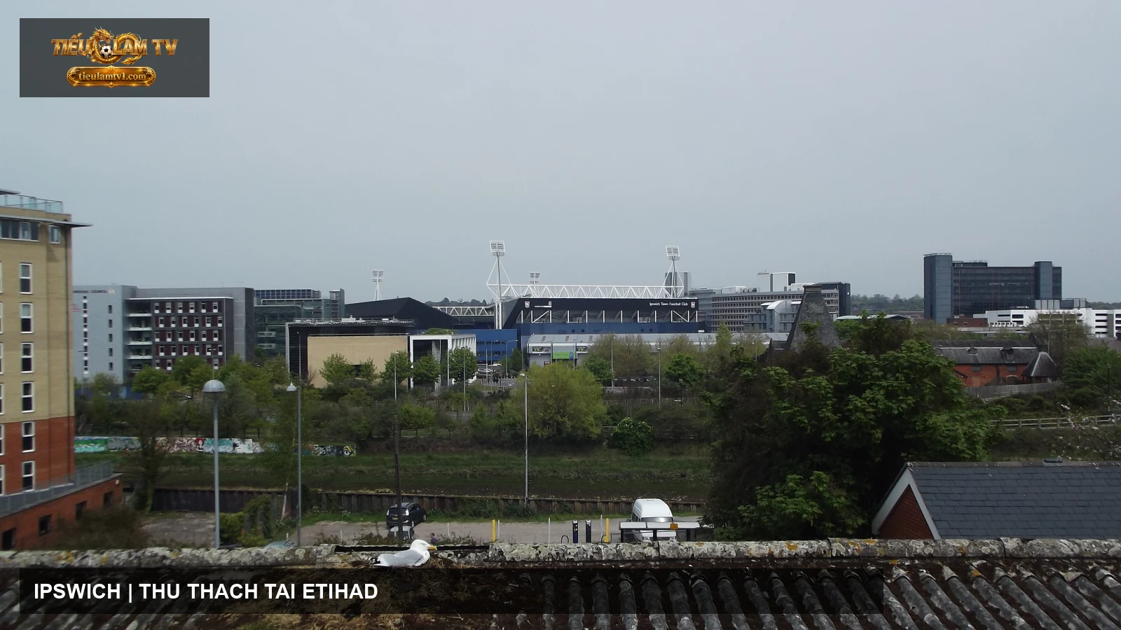 Portman Road, sân nhà của Ipswich Town, nhìn từ nhà ga