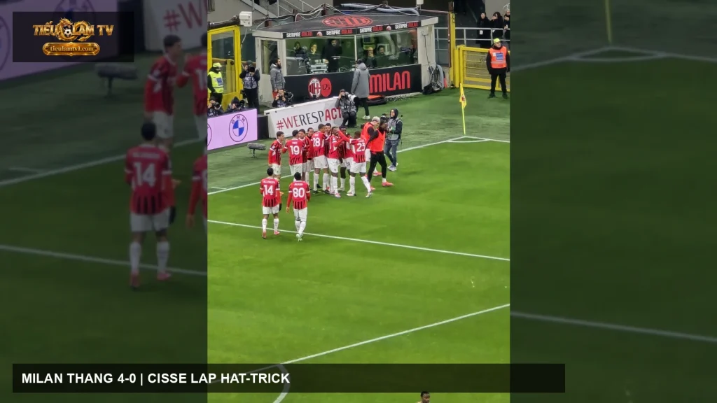 Các cầu thủ AC Milan ăn mừng bàn thắng trong một trận đấu năm 2025